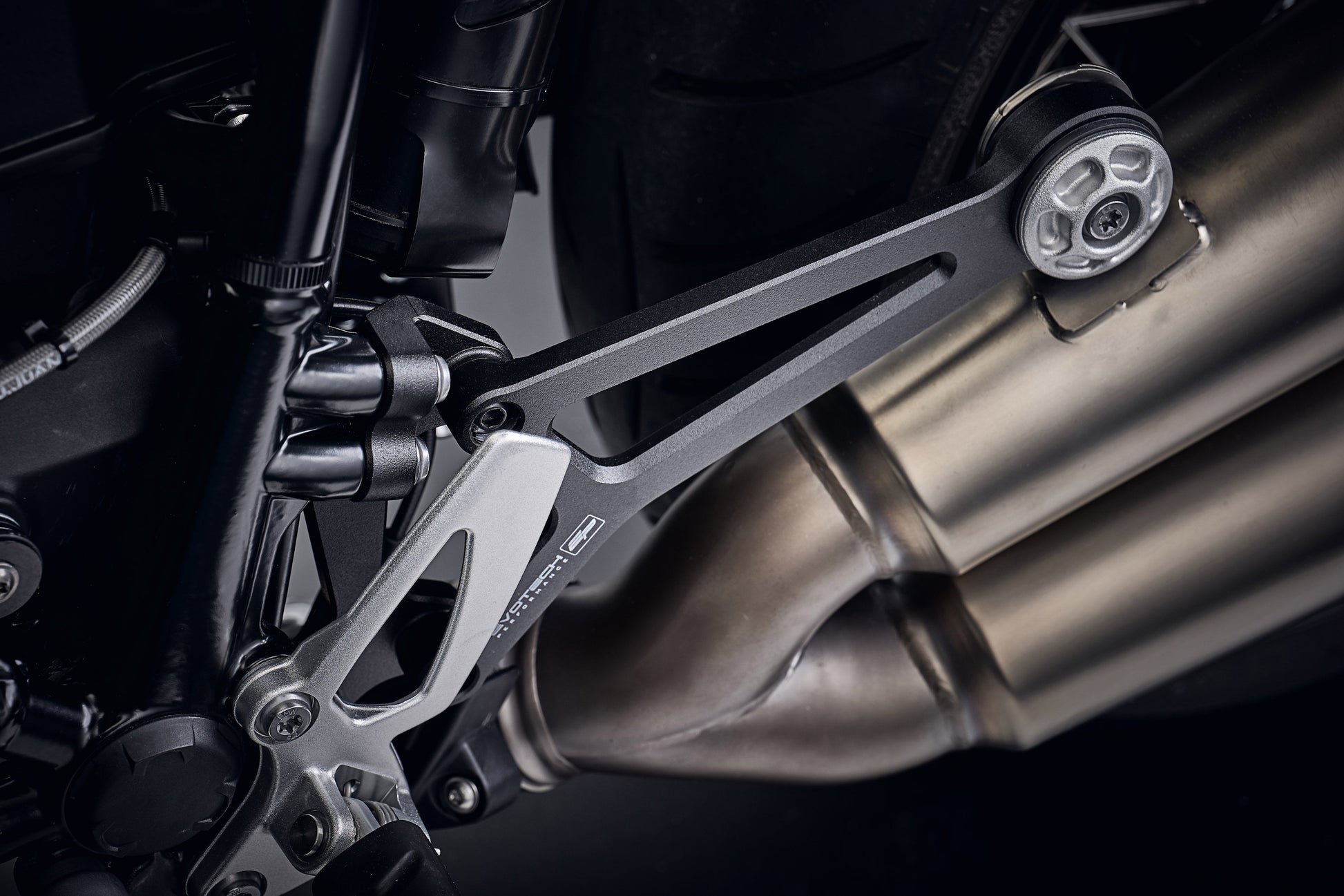 ep-bmw-r-ninet-racer-black-exhaust-hanger-2017-onwards